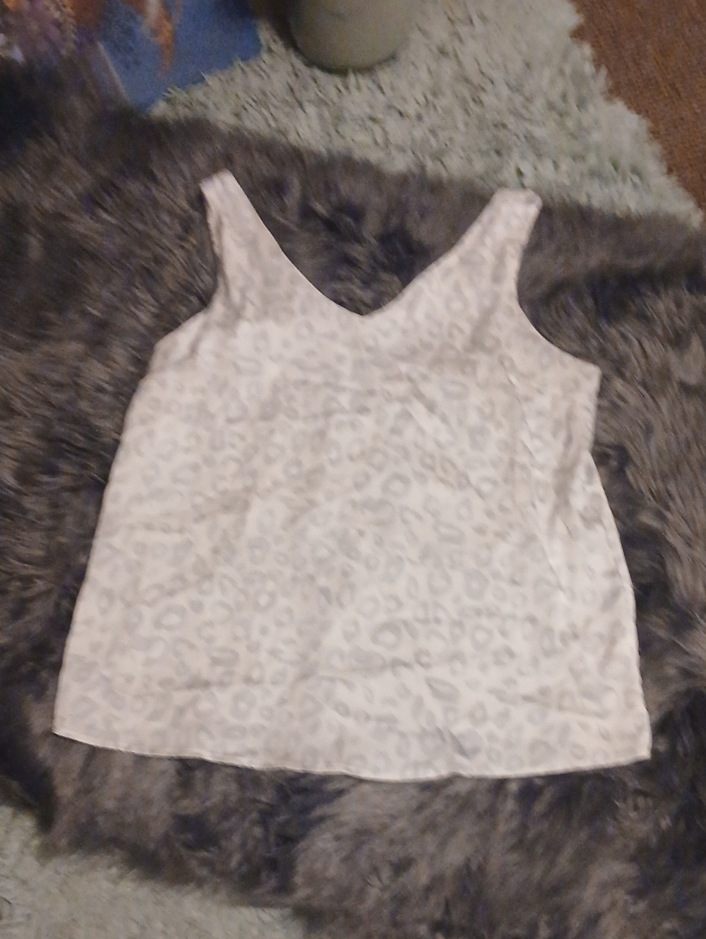 Women’s Sleeveless V-Neck Tank Top in Light Gray Leopard Print